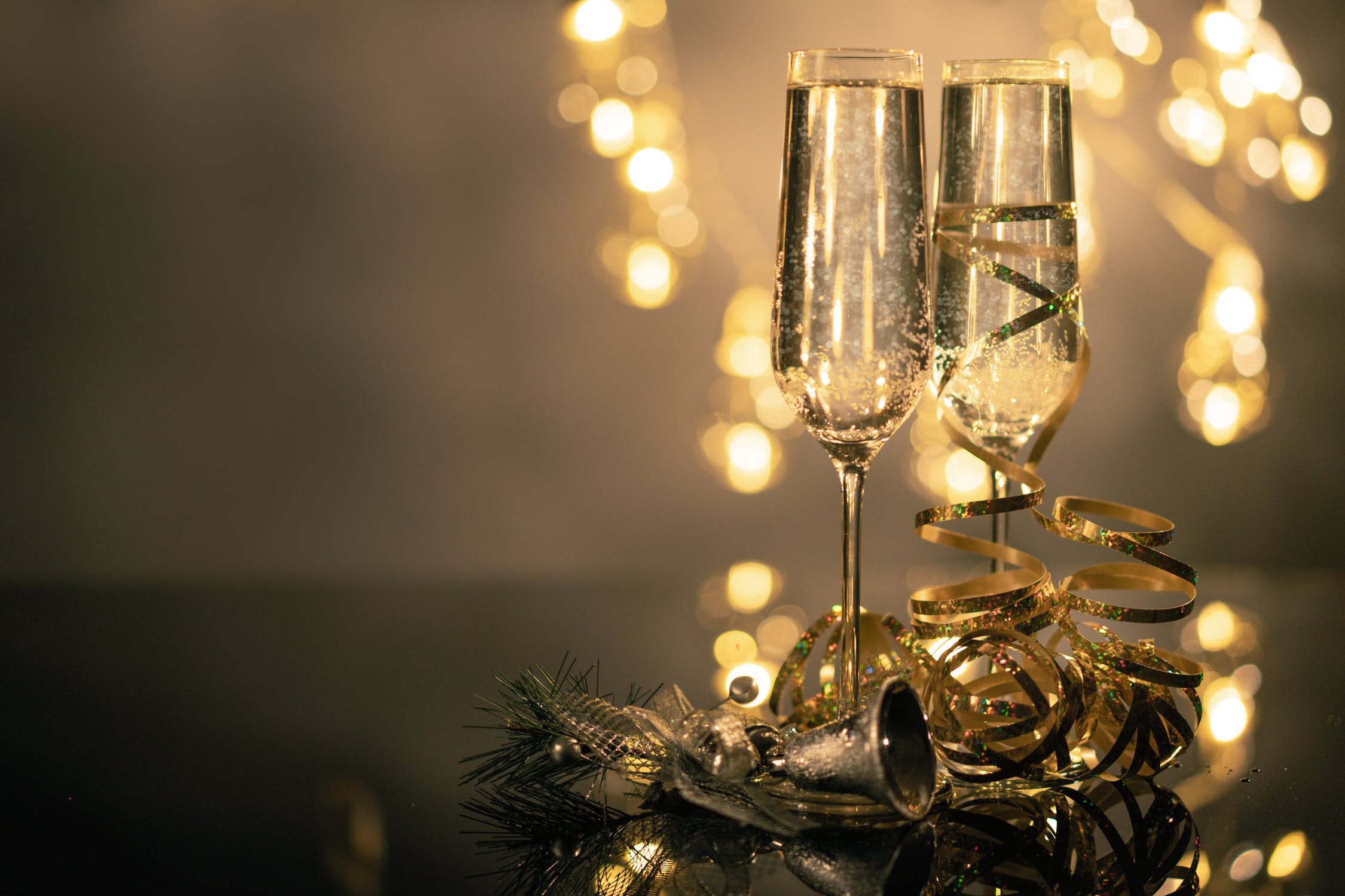 Deux coupes de champagne pour célébrer un anniversaire de mariage romantique en amoureux