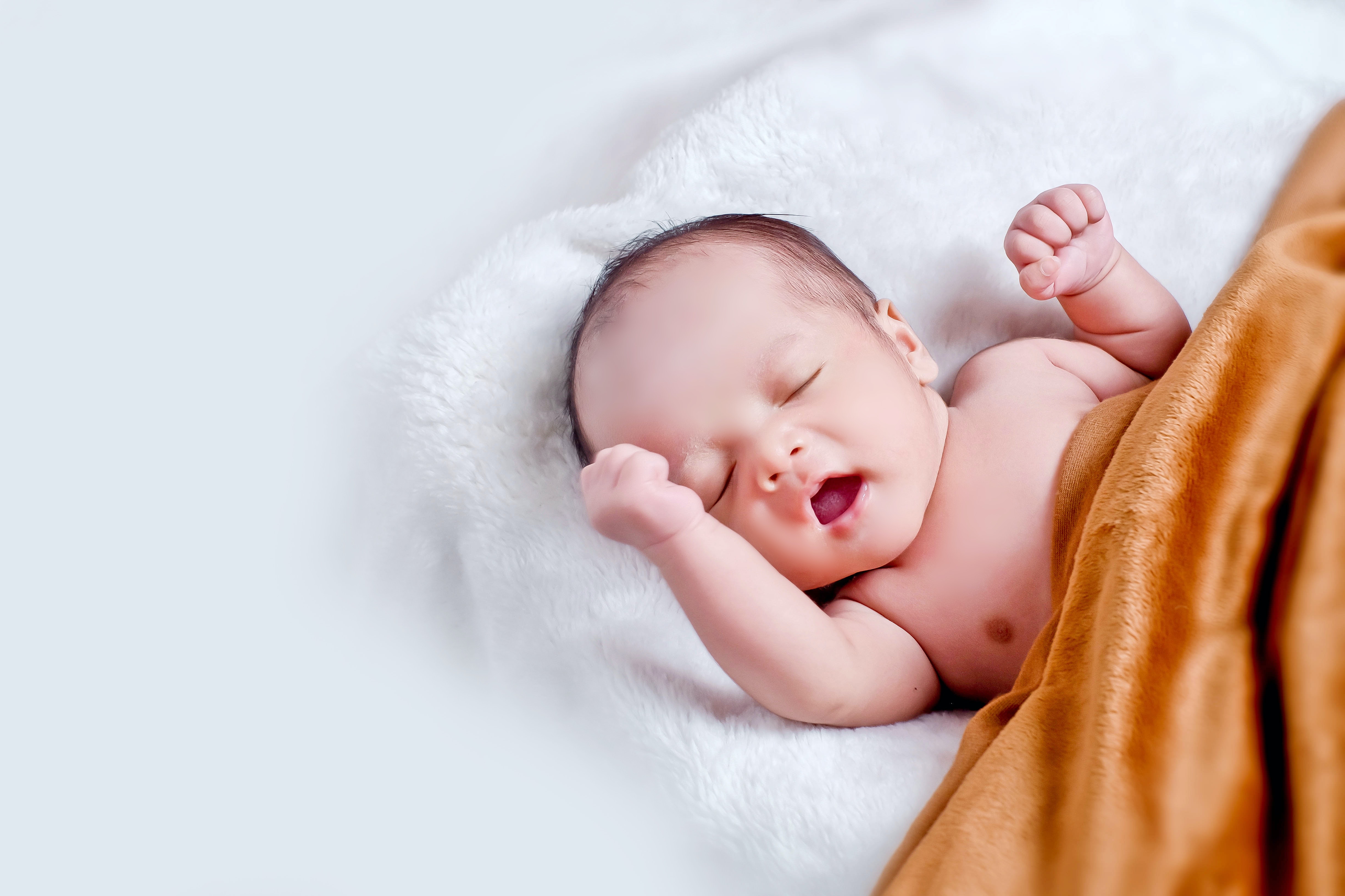 Bébé qui va recevoir des cadeaux pour sa liste de naissance