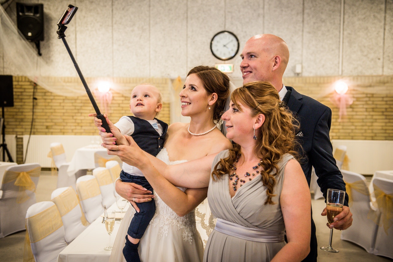 4 personnes en train de prendre un selfie à un mariage